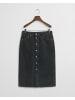 Gant Mittellanger Jeansrock mit Knopfleiste in Black Broken In