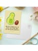 Mr. & Mrs. Panda Postkarte Avocado Kern rollt mit Spruch in Gelb Pastell
