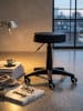 KADIMA DESIGN Bürohocker Kosmetik Leder-Optik, 360° Drehbar, 44-55cm Verstellbar in Schwarz