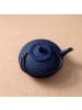 AROMELIO Gusseiserner Teekessel mit Sieb in Marineblau, (B) 20 x (H) 16,5 x (L) 20 cm
