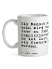 Mr. & Mrs. Panda Kaffeetasse Ein Mensch zu sein... mit Spruch in Weiß