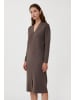 Finn Flare Langarmkleid Straight V in brown