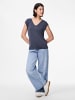 Pieces T-Shirt mit V-Ausschnitt in Ombre Blue