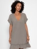 SASSYCLASSY Musselin Kleid mit V-Ausschnitt in Taupe