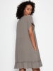 SASSYCLASSY Musselin Kleid mit V-Ausschnitt in Taupe