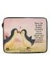 Mr. & Mrs. Panda Laptop Case Pinguine Kuss Design mit Spruch in Weiß