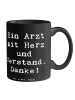 Mr. & Mrs. Panda Becher Spruch Arzt mit Herz mit Spruch in Schwarz