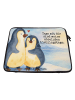 Mr. & Mrs. Panda Laptop Hülle Pinguin umarmen Design mit Spruch in Weiß