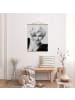 WALLART Stoffbild mit Posterleisten - Marilyn auf Sofa in Grau