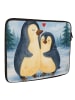 Mr. & Mrs. Panda Laptop Tasche Pinguin umarmen Design ohne Spruch in Weiß