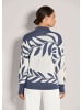 MADELEINE Moderner Winterpullover mit floralem Strickmuster in rauchblau / wollweiß