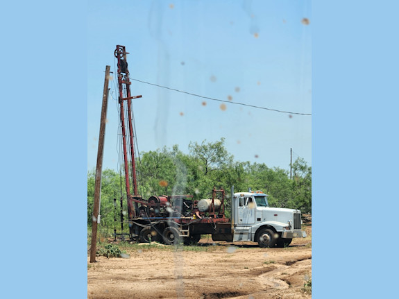 Pulling Unit / Double Pole Oilwell Service Unit.