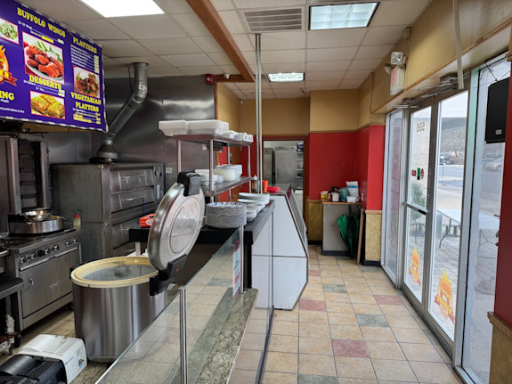 Pizzeria and Sandwich Shop, High Traffic Location