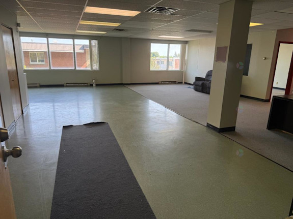 Large office space on 2nd floor 2,900 sqft Mtl