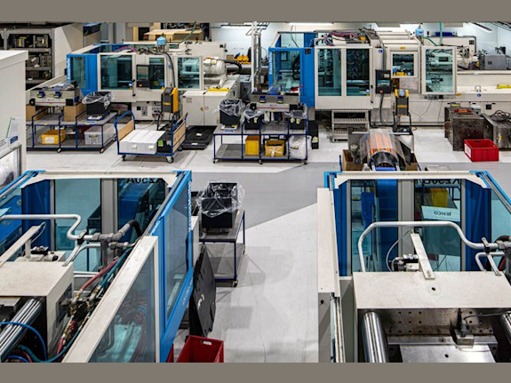 Manuf.Holding Industrial Plastic Mould Engineering