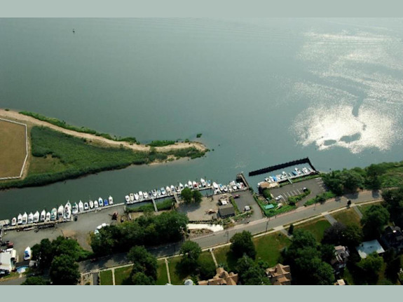 Marina in Central New Jersey Includes Real Estate