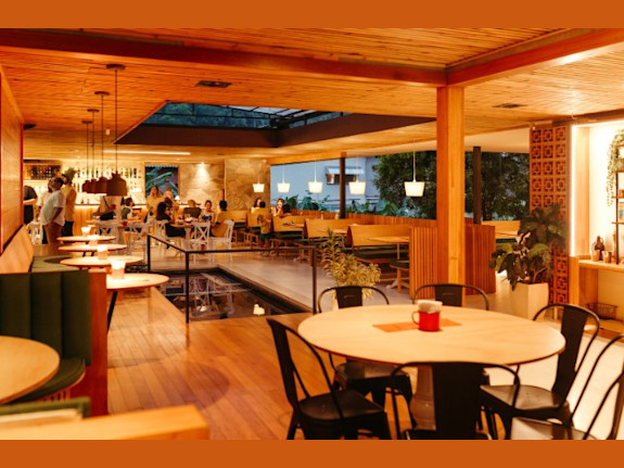 Thriving Upscale Bar & Restaurant in Fast-Growing