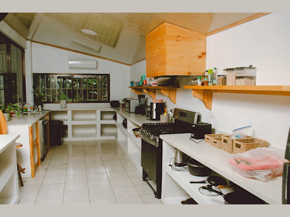 Tropical Estate in Tarcoles – 14 Bedrooms, Pool,