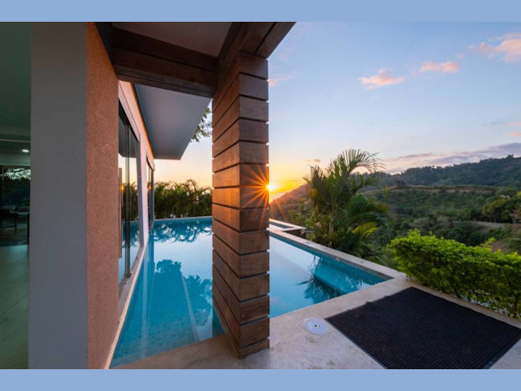 $6,200,000 5 Luxury Villas Proven Rental Income