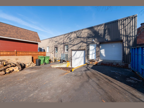 Warehouse for rent 1,400 sq.ft. The Prairie