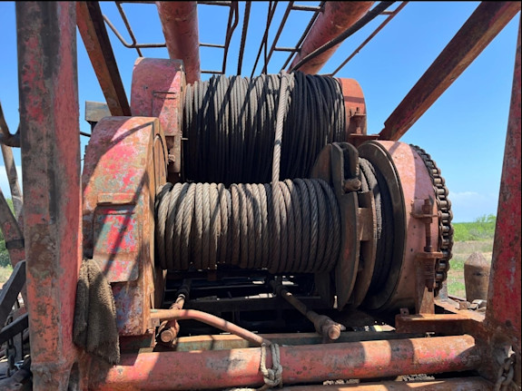 Pulling Unit / Double Pole Oilwell Service Unit.