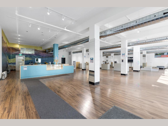 8600 sqft space corner Duluth / St-Laurent Mtl