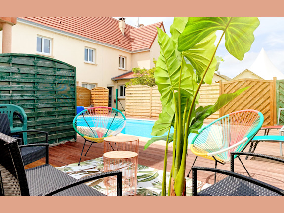 Beautiful Hotel And Restaurant in Omaha Beach