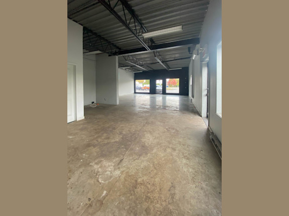 1,307 Sq. Ft. Corner Commercial Space In Delson