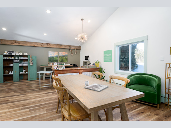 Excellent Location, Next to Killington Ski Shop