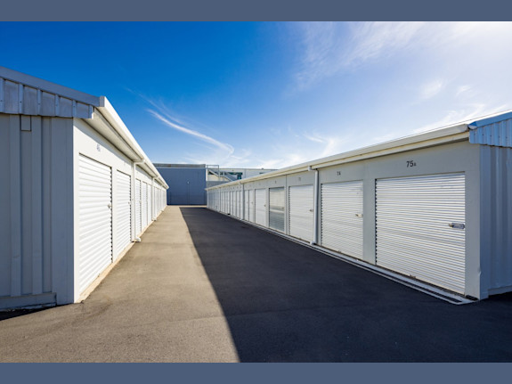 Self Storage Facilities and Gas Stations wanted