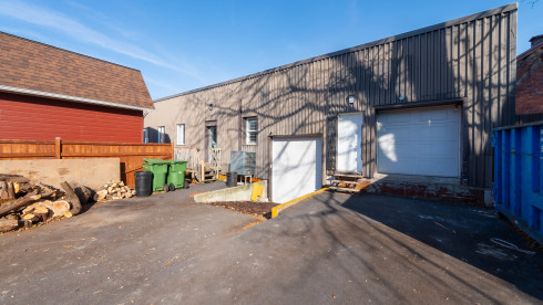 Warehouse for rent 1,400 sq.ft. The Prairie