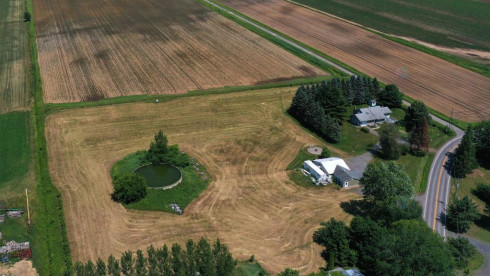 Turnkey farm on 23 acres in agricultural area