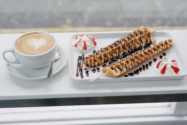 Ice Cream/Dessert Cafe in High Traffic Area