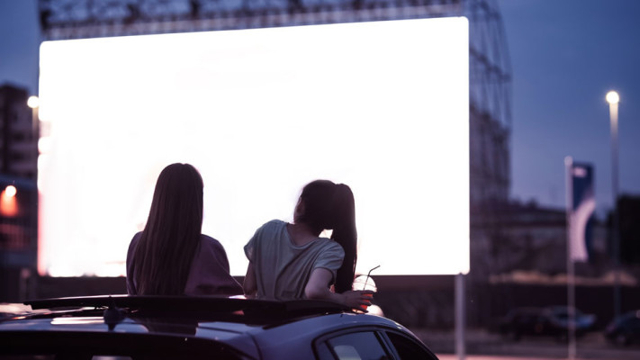 Spacious Outdoor Entertainment and Dining Venue