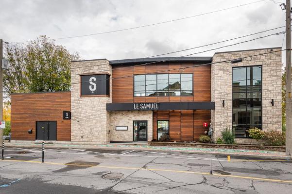 Majestic Waterfront Building / Restaurant St-Jean