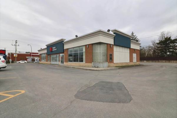 4,750 sqft Commercial Building for Sublease Laval