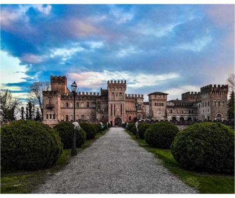Majestic Renaissance Castle 1h30 Drive to Milan