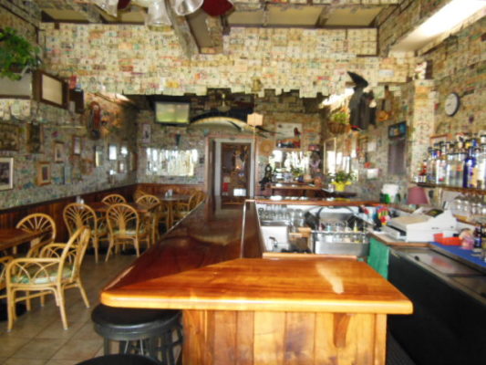 Cozy Maui Bar