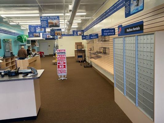 Mailbox and Services in a Great Retail Location