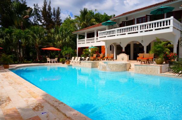 Custom Pool Builder and Landscaping Company