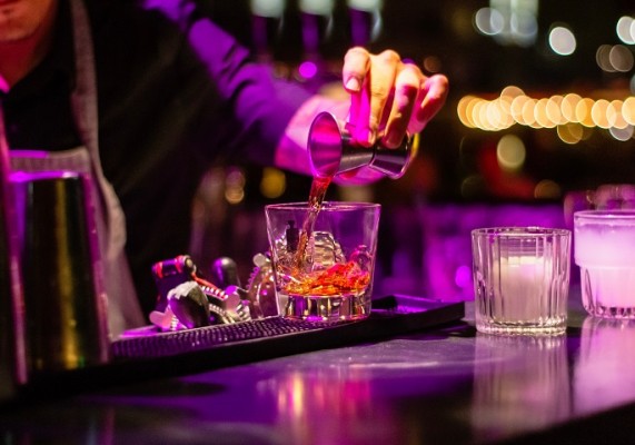 Lounge/Club with Bar & Restaurant in Busy Area