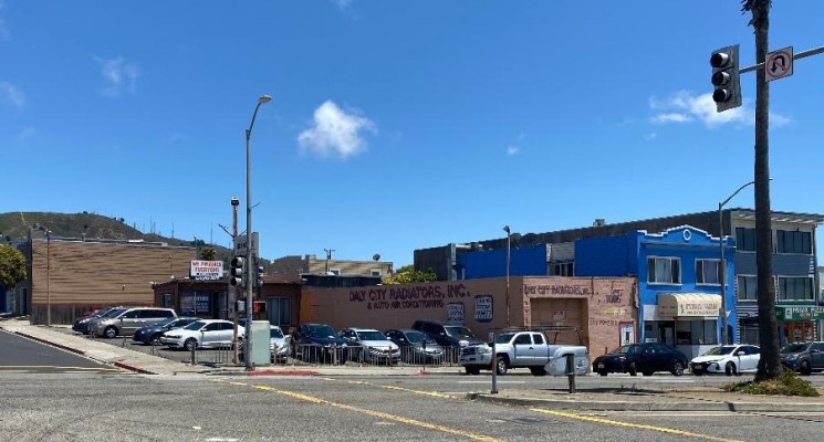 Rare Opportunity/ 4664 sq. ft., Lot Central Loc.