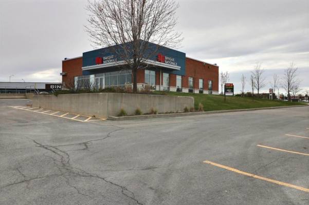 Sublease Building on a Busy Street Corner in Laval