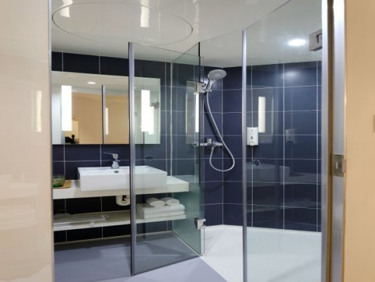 Design and Installation of Glass & Mirrors
