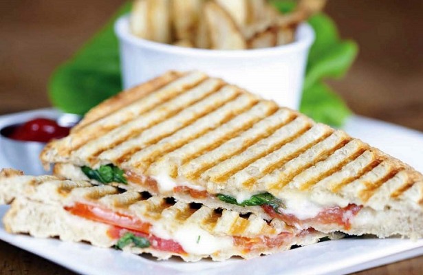 6 Days Breakfast & Lunch Cafe, Great Location