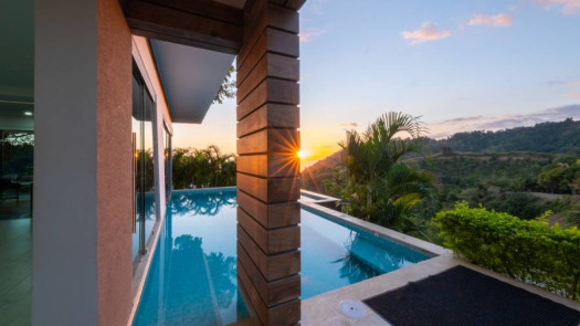 $6,200,000 5 Luxury Villas Proven Rental Income