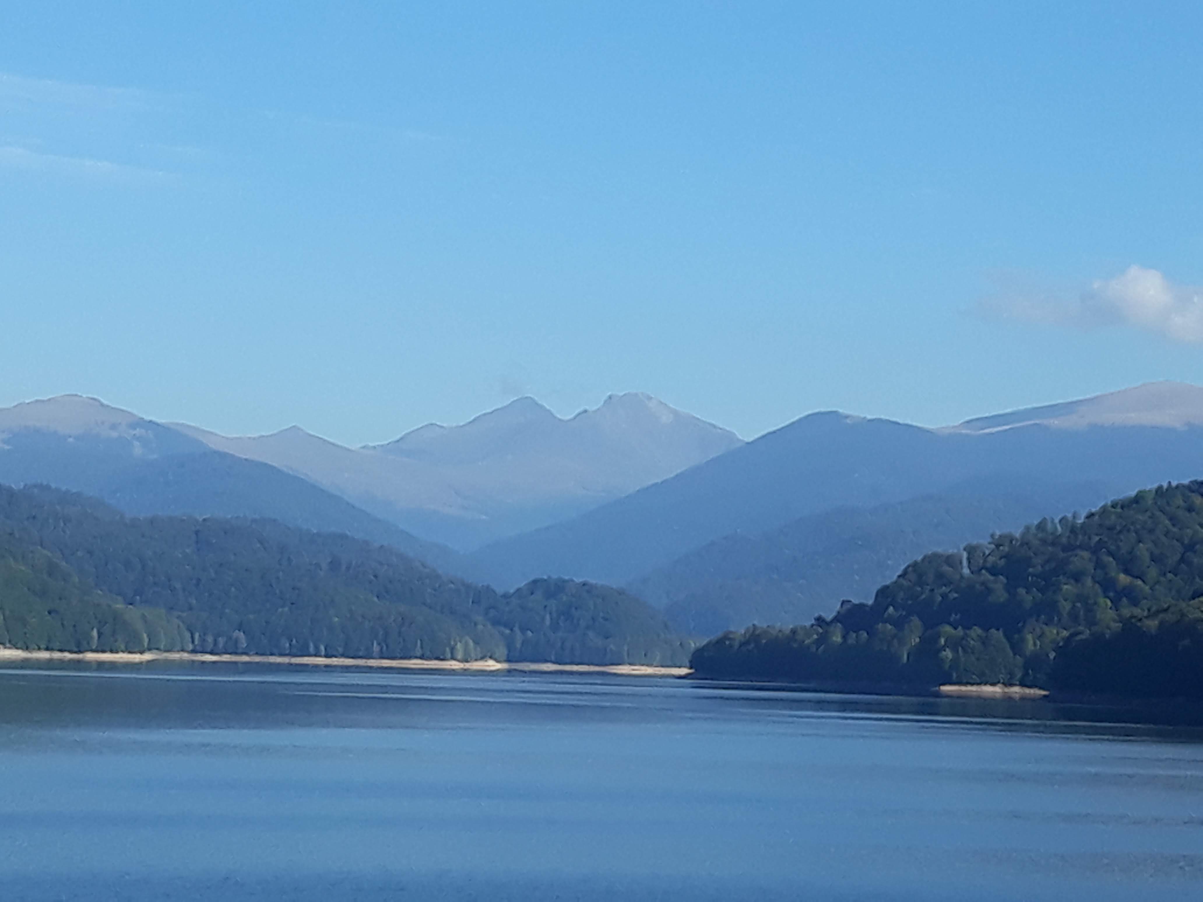 Vedere sore Lespezi, Caltun si Negoiu, de la Barajul Vidraru.