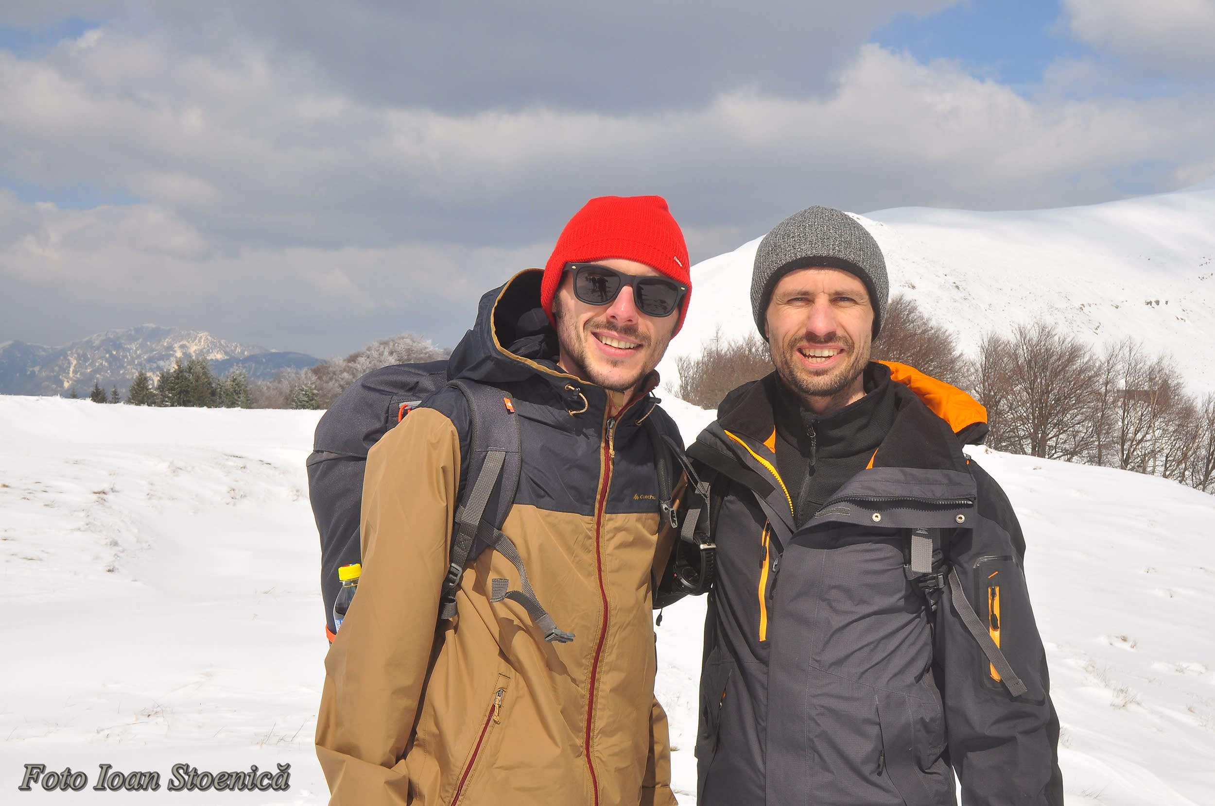 Eu si Iustin in golul alpin inainte de urcusul final spre Varful Clabucetul Maneciului