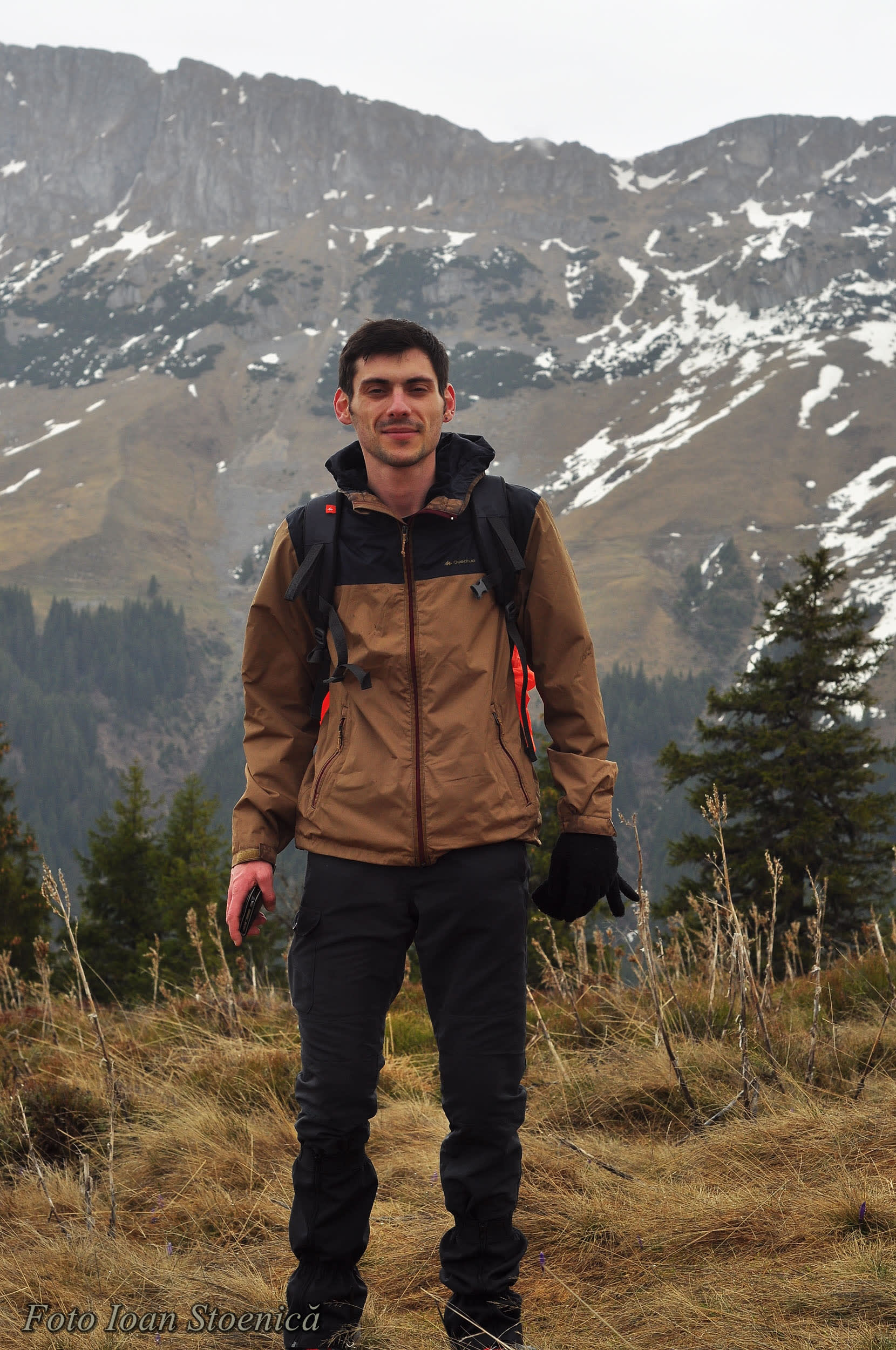 Din Moeciu spre Padina cu vedere la abruptul vestic al Bucegilor