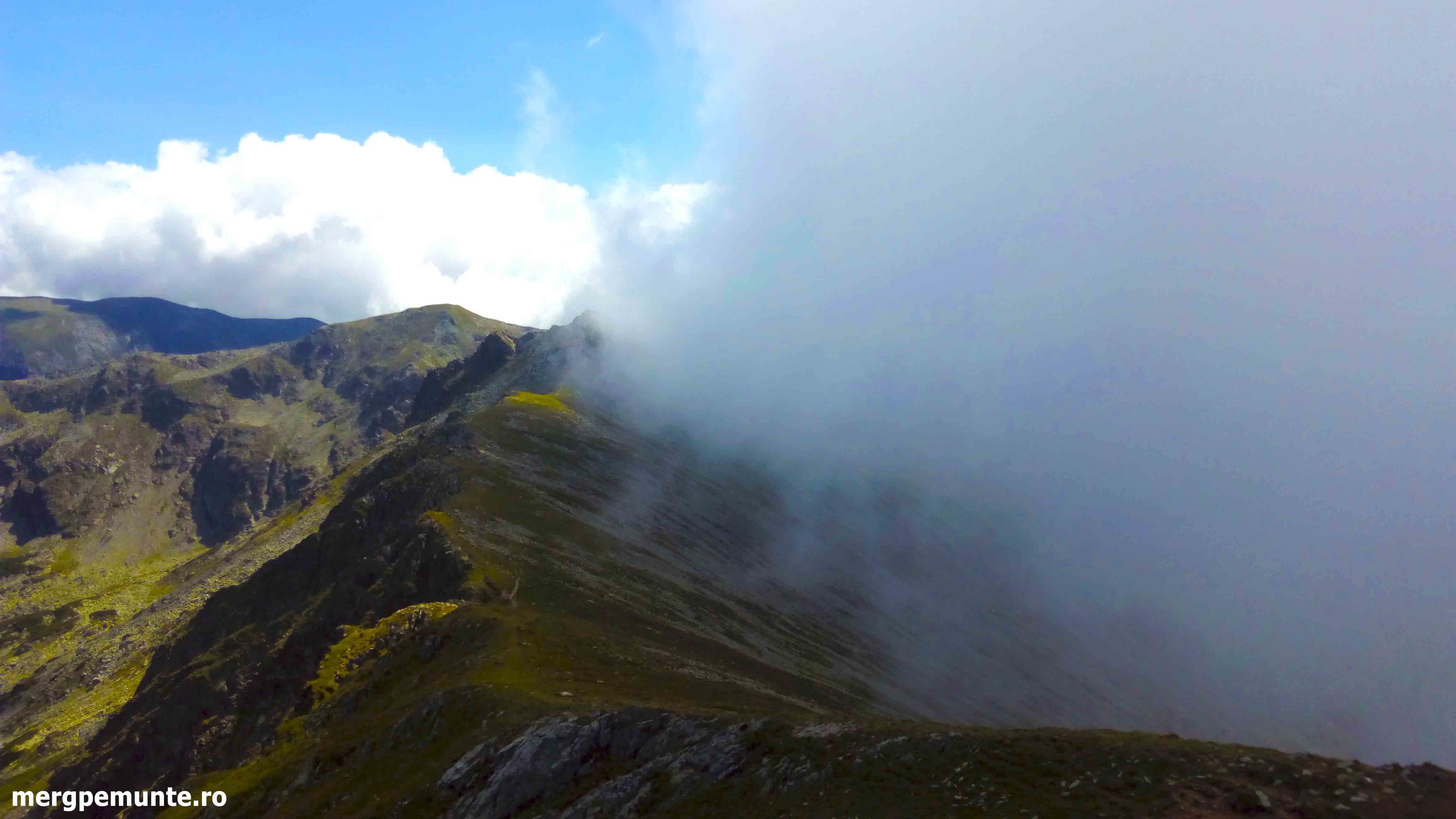 Varful Parangul Mare in nori